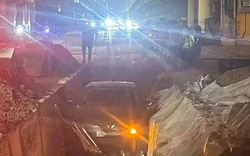 Ô tô lọt hố cáp ngầm, mắc kẹt tại công trường ở Hà Nội