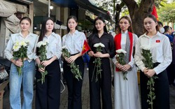 Nghệ sĩ mang hoa trắng tham dự lễ viếng đưa 731 hài cốt liệt sĩ về nơi an nghỉ