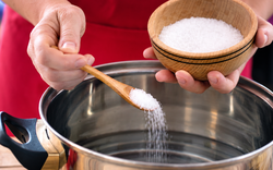 Muối không chỉ là gia vị mà còn là "thuốc" chữa bệnh: 6 tác dụng nhiều người đang bỏ phí