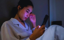 Lời khuyên cho người hay dùng điện thoại trước khi ngủ