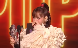 Lisa (BLACKPINK) bị kìm kẹp đủ đường
