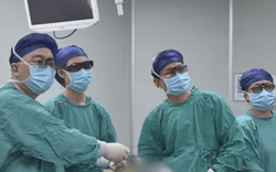 Đưa anh trai đi hóa trị ung thư, người đàn ông 44 tuổi bàng hoàng phát hiện điều bất ngờ trong ruột