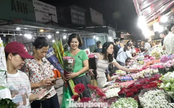 Chợ hoa đêm lớn nhất Hà Nội nhộn nhịp khách trước ngày 20/10