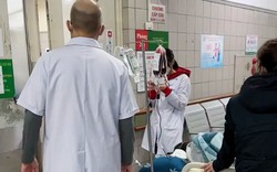 Bác sĩ nhận tin mẹ qua đời ngay trong ca mổ, vẫn cố hoàn thành công việc rồi mới xin phép đồng nghiệp về: "Mẹ anh vừa mất, anh xin về trước nhé"
