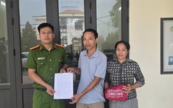 Công an xác minh túi vải đựng cọc tiền 110 triệu đồng được phát hiện tại ngã ba đường
