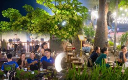 Cà phê ngoài trời đường Lê Quang Đạo thưa khách giữa mùa hoa sữa: Hương thu thơ mộng hay “thử thách” mỗi tối?
