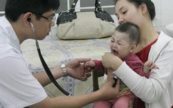 Thấy cháu hơn 1 tuổi uống nhiều nước, bà khen khỏe mạnh, mẹ đưa đi khám mới phát hiện mắc tiểu đường