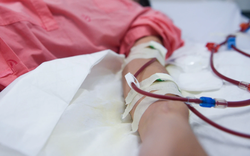 Hai người trẻ cùng tuổi 23 suy thận nặng, dấu hiệu bị bỏ qua khiến nhiều người giật mình