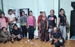 Công an kiểm tra căn nhà của người phụ nữ 74 tuổi lúc 23h30: Bắt quả tang 11 đối tượng