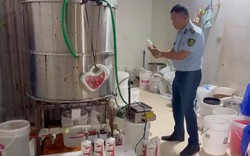 Bóc gỡ cơ sở sản xuất nước giặt, sữa tắm giả nhãn hiệu OMO, Lifebuoy quy mô lớn