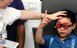 Bé trai 3 tuổi cận hơn 6 độ ở cả hai mắt: Ông bà thường dùng điện thoại dỗ cháu, mỗi ngày xem 4-5 giờ, nhiều lúc còn tắt đèn