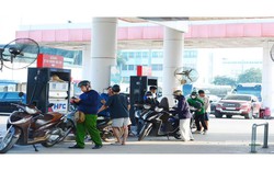 1 lít xăng ngốn 1/3 thu nhập một ngày của người Lào, 1/5 của người Campuchia, Việt Nam thì sao?