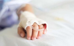 Bé trai 16 tháng tuổi uống nhầm dầu thắp đèn thờ
