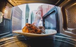 Lời khuyên cho những gia đình hâm nóng đồ ăn trước khi ăn cơm