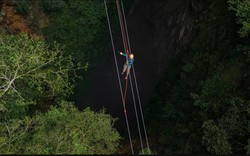 Phát hiện hố sụt sâu 120m ở Việt Nam nhờ Google Earth, đoàn thám hiểm liền xuống đáy và thấy điều bất ngờ