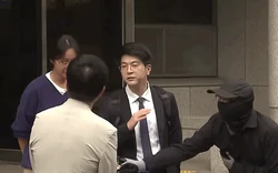 Hậu lĩnh án tù, Hwang Jung Eum không xu dính túi, túng quẫn tới mức mang hết vàng của các con đi bán để có tiền tiêu xài
