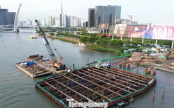 Bí mật dưới mặt nước của cầu đi bộ qua sông Sài Gòn