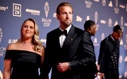 Harry Kane nắm tay vợ, gây chú ý khi diện đồng hồ Rolex 34 tỷ ngày giành cú đúp giải thưởng Quả bóng vàng 2026