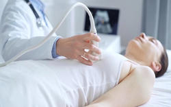 Nữ bác sĩ được chẩn đoán mắc "ung thư vú nguy hiểm nhất" đã nhấn mạnh "thói quen" suýt cướp đi mạng sống của mình