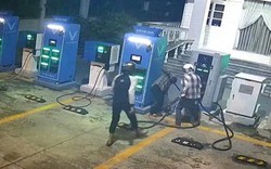 Bắt nhóm thanh thiếu niên cắt trộm dây trụ sạc xe VinFast mang bán phế liệu