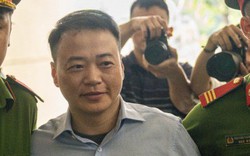 Nụ cười khó hiểu của Shark Bình khi bị dẫn giải đến tòa