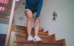Bác sĩ chỉnh hình cảnh báo: Điều gây hại nhất cho đầu gối không phải chạy bộ mà là 5 thói quen này