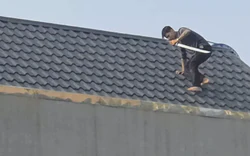 Công an Thanh Hóa đang vây bắt 2 người cầm hung khí cố thủ trên mái nhà