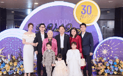 Việt Nam có gia đình doanh nhân giàu có với 2 con trai đều là thạc sĩ Anh Quốc: Anh sinh năm 1989 là Phó Chủ tịch Hội đồng quản trị ngân hàng, em sinh năm 1995 làm Chủ tịch hãng hàng không