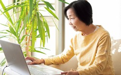 Nên gửi tiền online hay tại quầy: Người đang muốn gửi tiết kiệm nên để ý 4 điểm này