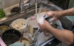 3 lần nhờ chồng rửa bát đều nhớp nháp như bôi mỡ lợn, biết nguyên nhân tôi cảnh cáo: “Anh không được làm vậy!”