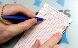 Trúng số độc đắc 11 tỷ đồng, người phụ nữ xé nát hết rồi tiêu hủy xuống bồn cầu