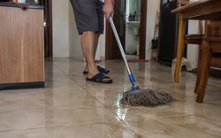 Lần nào nhờ chồng lau nhà cũng có mùi tanh như cá ươn, biết nguyên nhân tôi phải cảnh cáo: "Anh không được làm vậy!"