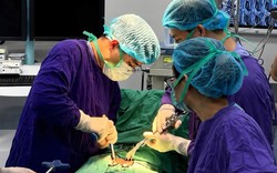 Người đàn ông Lào tắc ruột được bác sĩ Việt mổ cấp cứu bằng kỹ thuật đặc biệt
