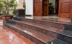 Tại sao ngày càng nhiều gia đình không còn làm bậc tam cấp bằng đá bóng? 2 vật liệu mới đẹp mà đi lại yên tâm hơn