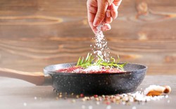 Ăn mặn kéo dài, tim và thận bị ảnh hưởng thế nào?