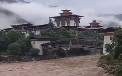 Vỡ hồ băng Himalaya, lũ quét cuồn cuộn đổ xuống Bhutan, 10.000 người Ấn Độ sơ tán