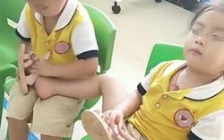 Cô giáo mầm non gửi video ở lớp của con, mẹ xem xong xong vừa ngượng vừa tự hào: Không ngờ có đứa con ga lăng đến vậy!