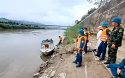 Chìm thuyền trên sông Hồng, một kiểm lâm viên mất tích