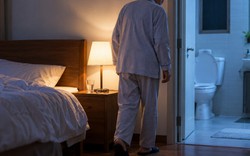 Lời khuyên cho tất cả các gia đình có người cao tuổi thường dậy đi vệ sinh ban đêm