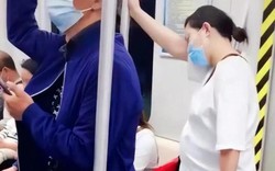 Mẹ trẻ mới sinh bị cười cợt vì són tiểu trên tàu điện, ngay lập tức 1 người phụ nữ lớn tuổi đã lên tiếng bênh vực