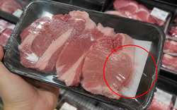 Vì sao thịt lợn đóng khay trong siêu thị có 1 miếng lót dưới đáy?