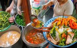 Quán canh bún cua gia truyền ở phố cổ Hà Nội, sợi bún to gấp vài lần bình thường, dùng 5 kg cua đồng cho nồi nước dùng