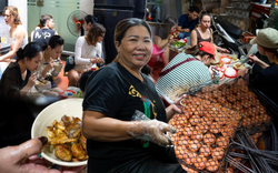 Chủ bún chả Hàng Quạt trước phản ánh ưu tiên khách Tây hơn khách Việt: "Ai đến trước chị làm trước"