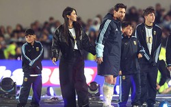 Messi nở nụ cười mãn nguyện, nắm tay vợ và 3 cậu con trai bước vào đường hầm