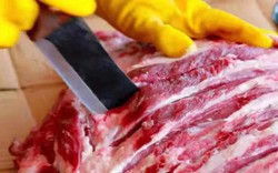 Khi mua sườn heo, nếu thấy có dấu hiệu này ở các kẽ xương thì đừng mua dù giá có rẻ đến đâu!