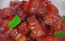 Vì sao ngày càng nhiều gia đình phủ lá chuối lên nồi thịt kho tàu? Hành động dân dã này hóa ra đem lại vô số lợi ích