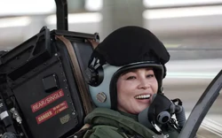 Khoảnh khắc Nhà vua Thái Lan dõi theo Hoàng hậu lái tiêm kích Gripen