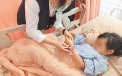 Bé gái 4 tuổi mắt bỗng chuyển màu tím vì mắc "vua ung thư", người mẹ nức nở: "Tôi đã hủy hoại đời con mình!"
