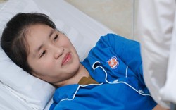 Xúc động khoảnh khắc giám đốc bệnh viện thăm cô giáo mất chân khi cứu học trò
