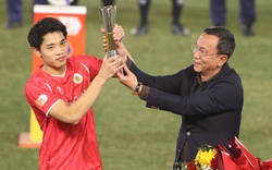 Vinh danh Đình Bắc: Vua phá lưới U23 châu Á chính thức nhận cúp tại Hàng Đẫy trước hàng nghìn khán giả